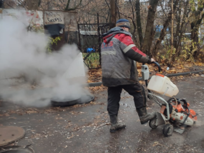 Ликвидирована утечка теплоносителя на магистральной тепловой сети, проложенной вдоль дома № 17/10 по улице Калинина