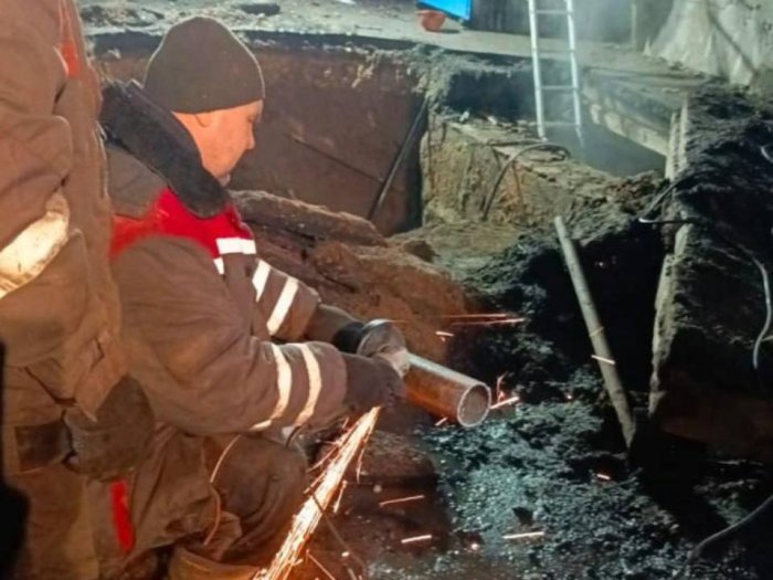 Успешно ликвидирована утечка на трубопроводе горячего водоснабжения у дома № 21 по улице Заречная