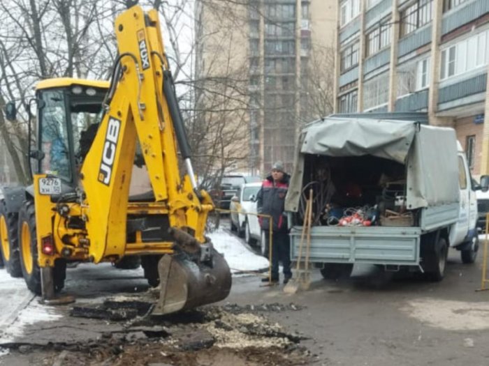 Устранена утечка на магистральном трубопроводе отопления у дома № 38а по проспекту Ленина