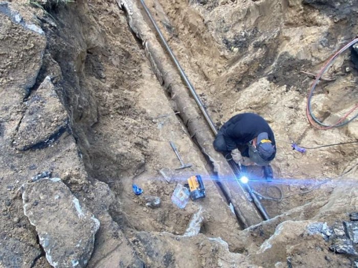  У многоквартирного дома № 19 по улице Калинина были проведены работы по ликвидации утечки на трубопроводе горячего водоснабжения